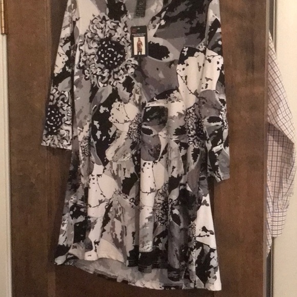 New Lildy tunic top size small - Picture 3 of 6